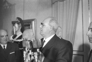 Il Presidente della Repubblica Giuseppe Saragat si prepara per il discorso di fine anno e il ricevimento offerto alle Alte Cariche dello Stato per gli auguri di Natale e Capodanno