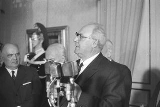 Il Presidente della Repubblica Giuseppe Saragat si prepara per il discorso di fine anno e il ricevimento offerto alle Alte Cariche dello Stato per gli auguri di Natale e Capodanno