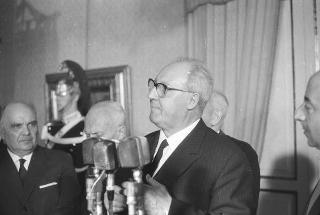 Il Presidente della Repubblica Giuseppe Saragat si prepara per il discorso di fine anno e il ricevimento offerto alle Alte Cariche dello Stato per gli auguri di Natale e Capodanno