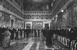 Il Presidente della Repubblica Giuseppe Saragat si prepara per il discorso di fine anno e il ricevimento offerto alle Alte Cariche dello Stato per gli auguri di Natale e Capodanno