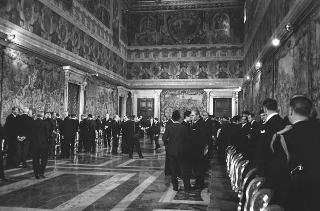 Il Presidente della Repubblica Giuseppe Saragat si prepara per il discorso di fine anno e il ricevimento offerto alle Alte Cariche dello Stato per gli auguri di Natale e Capodanno