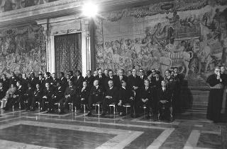 Il Presidente della Repubblica Giuseppe Saragat si prepara per il discorso di fine anno e il ricevimento offerto alle Alte Cariche dello Stato per gli auguri di Natale e Capodanno