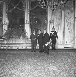 Il Presidente della Repubblica Giuseppe Saragat si prepara per il discorso di fine anno e il ricevimento offerto alle Alte Cariche dello Stato per gli auguri di Natale e Capodanno