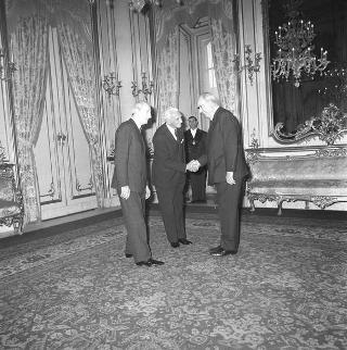 Il Presidente della Repubblica Giuseppe Saragat si prepara per il discorso di fine anno e il ricevimento offerto alle Alte Cariche dello Stato per gli auguri di Natale e Capodanno