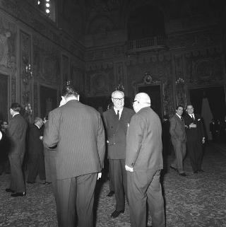 Il Presidente della Repubblica Giuseppe Saragat si prepara per il discorso di fine anno e il ricevimento offerto alle Alte Cariche dello Stato per gli auguri di Natale e Capodanno