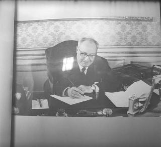 Il Presidente della Repubblica Giuseppe Saragat si prepara per il discorso di fine anno e il ricevimento offerto alle Alte Cariche dello Stato per gli auguri di Natale e Capodanno