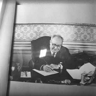 Il Presidente della Repubblica Giuseppe Saragat si prepara per il discorso di fine anno e il ricevimento offerto alle Alte Cariche dello Stato per gli auguri di Natale e Capodanno