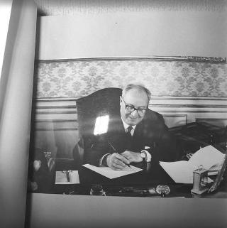 Il Presidente della Repubblica Giuseppe Saragat si prepara per il discorso di fine anno e il ricevimento offerto alle Alte Cariche dello Stato per gli auguri di Natale e Capodanno