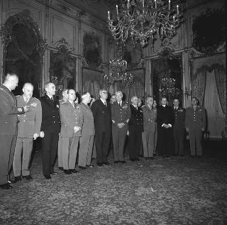 Il Presidente della Repubblica Giuseppe Saragat si prepara per il discorso di fine anno e il ricevimento offerto alle Alte Cariche dello Stato per gli auguri di Natale e Capodanno