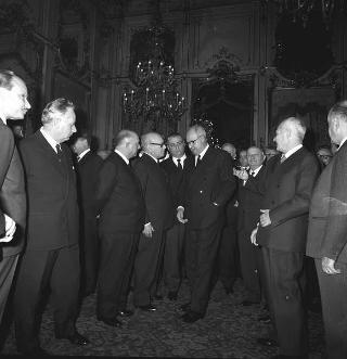Il Presidente della Repubblica Giuseppe Saragat si prepara per il discorso di fine anno e il ricevimento offerto alle Alte Cariche dello Stato per gli auguri di Natale e Capodanno
