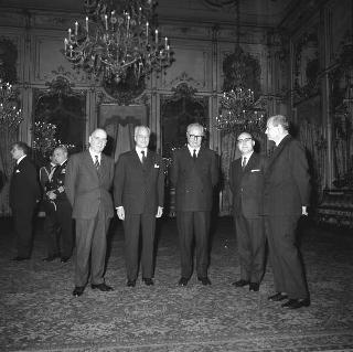 Il Presidente della Repubblica Giuseppe Saragat si prepara per il discorso di fine anno e il ricevimento offerto alle Alte Cariche dello Stato per gli auguri di Natale e Capodanno