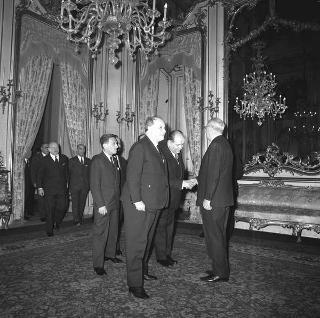 Il Presidente della Repubblica Giuseppe Saragat si prepara per il discorso di fine anno e il ricevimento offerto alle Alte Cariche dello Stato per gli auguri di Natale e Capodanno