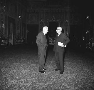Il Presidente della Repubblica Giuseppe Saragat si prepara per il discorso di fine anno e il ricevimento offerto alle Alte Cariche dello Stato per gli auguri di Natale e Capodanno
