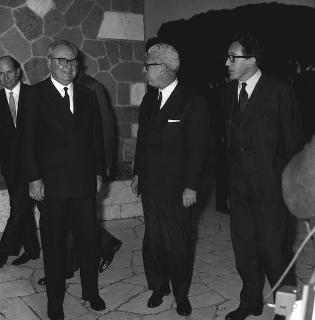 Il Presidente della Repubblica Giuseppe Saragat con l'Ambasciatore americano Arthur Goldberg, in visita privata a Castelporziano