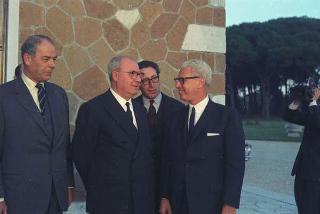 Il Presidente della Repubblica Giuseppe Saragat con l'Ambasciatore americano Arthur Goldberg, in visita privata a Castelporziano