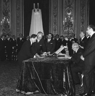 Il Presidente della Repubblica Giuseppe Saragat preside alla cerimonia di Giuramento dei nuovi ministri del terzo Governo Moro