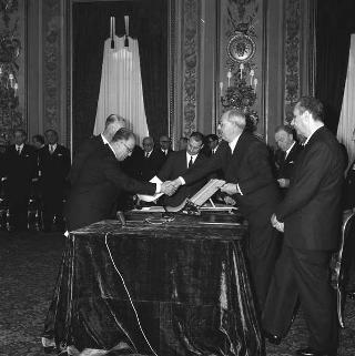 Il Presidente della Repubblica Giuseppe Saragat preside alla cerimonia di Giuramento dei nuovi ministri del terzo Governo Moro