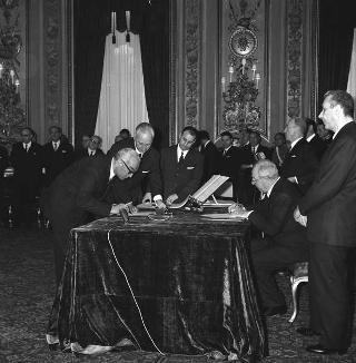 Il Presidente della Repubblica Giuseppe Saragat preside alla cerimonia di Giuramento dei nuovi ministri del terzo Governo Moro