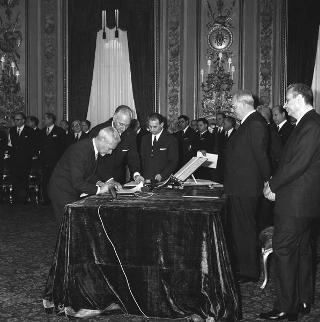 Il Presidente della Repubblica Giuseppe Saragat preside alla cerimonia di Giuramento dei nuovi ministri del terzo Governo Moro