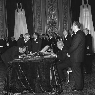 Il Presidente della Repubblica Giuseppe Saragat preside alla cerimonia di Giuramento dei nuovi ministri del terzo Governo Moro