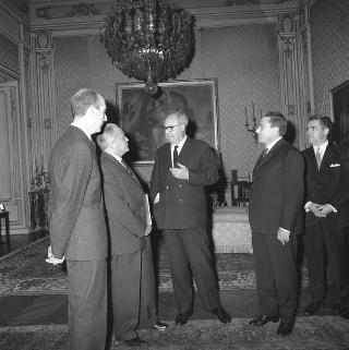 Il Presidente della Repubblica Giuseppe Saragat riceve in udienza Giuseppe Bartolotta, delegato della Società Italiana per l'oleodotto transalpino (SIOT), con il Consiglio di amministrazione