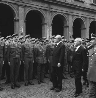 Rappresentanza di corpi e specialità delle tre Forze Armate (2.000 militari congedanti), con il Ministro della difesa Roberto Tremelloni