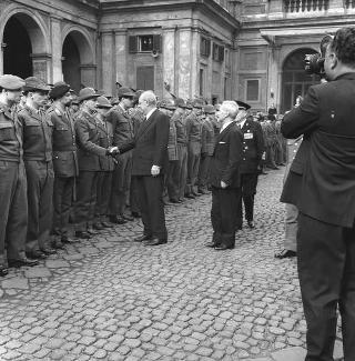 Rappresentanza di corpi e specialità delle tre Forze Armate (2.000 militari congedanti), con il Ministro della difesa Roberto Tremelloni