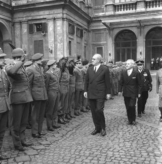Rappresentanza di corpi e specialità delle tre Forze Armate (2.000 militari congedanti), con il Ministro della difesa Roberto Tremelloni