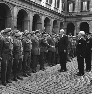 Rappresentanza di corpi e specialità delle tre Forze Armate (2.000 militari congedanti), con il Ministro della difesa Roberto Tremelloni
