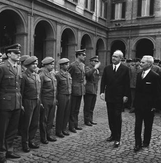 Rappresentanza di corpi e specialità delle tre Forze Armate (2.000 militari congedanti), con il Ministro della difesa Roberto Tremelloni