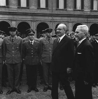 Rappresentanza di corpi e specialità delle tre Forze Armate (2.000 militari congedanti), con il Ministro della difesa Roberto Tremelloni