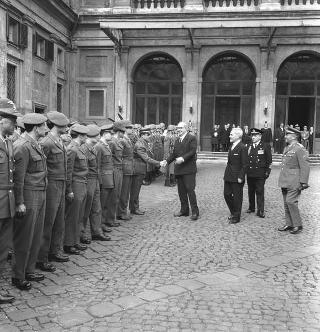 Rappresentanza di corpi e specialità delle tre Forze Armate (2.000 militari congedanti), con il Ministro della difesa Roberto Tremelloni