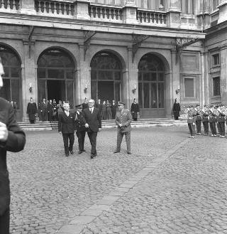 Rappresentanza di corpi e specialità delle tre Forze Armate (2.000 militari congedanti), con il Ministro della difesa Roberto Tremelloni