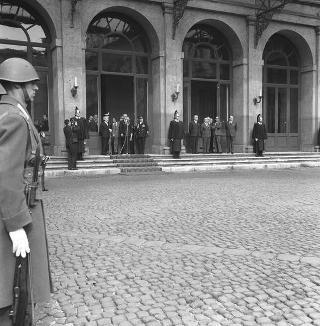 Rappresentanza di corpi e specialità delle tre Forze Armate (2.000 militari congedanti), con il Ministro della difesa Roberto Tremelloni