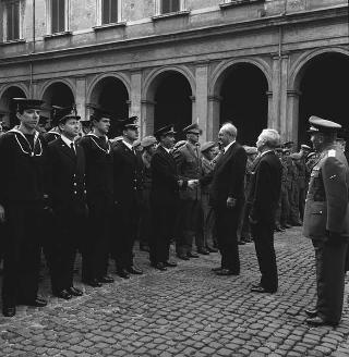 Rappresentanza di corpi e specialità delle tre Forze Armate (2.000 militari congedanti), con il Ministro della difesa Roberto Tremelloni