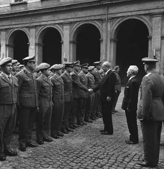 Rappresentanza di corpi e specialità delle tre Forze Armate (2.000 militari congedanti), con il Ministro della difesa Roberto Tremelloni
