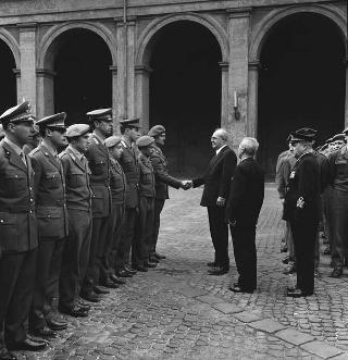 Rappresentanza di corpi e specialità delle tre Forze Armate (2.000 militari congedanti), con il Ministro della difesa Roberto Tremelloni