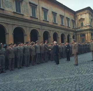 Rappresentanza di corpi e specialità delle tre Forze Armate (2.000 militari congedanti), con il Ministro della difesa Roberto Tremelloni
