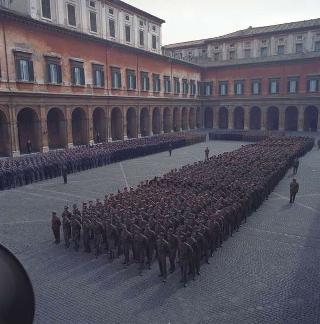 Rappresentanza di corpi e specialità delle tre Forze Armate (2.000 militari congedanti), con il Ministro della difesa Roberto Tremelloni
