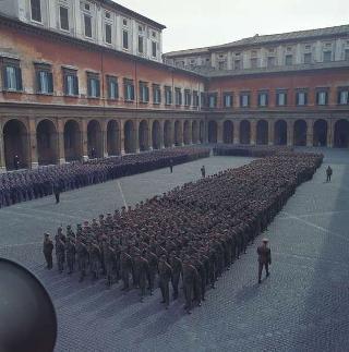 Rappresentanza di corpi e specialità delle tre Forze Armate (2.000 militari congedanti), con il Ministro della difesa Roberto Tremelloni