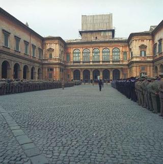 Rappresentanza di corpi e specialità delle tre Forze Armate (2.000 militari congedanti), con il Ministro della difesa Roberto Tremelloni