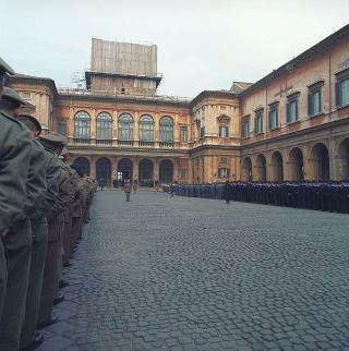 Rappresentanza di corpi e specialità delle tre Forze Armate (2.000 militari congedanti), con il Ministro della difesa Roberto Tremelloni