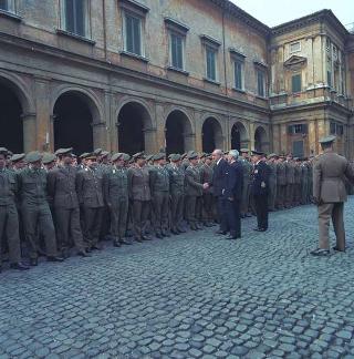 Rappresentanza di corpi e specialità delle tre Forze Armate (2.000 militari congedanti), con il Ministro della difesa Roberto Tremelloni