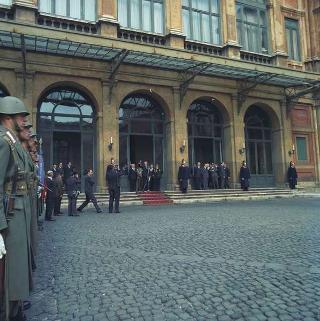 Rappresentanza di corpi e specialità delle tre Forze Armate (2.000 militari congedanti), con il Ministro della difesa Roberto Tremelloni