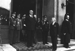 Rappresentanza di corpi e specialità delle tre Forze Armate (2.000 militari congedanti), con il Ministro della difesa Roberto Tremelloni