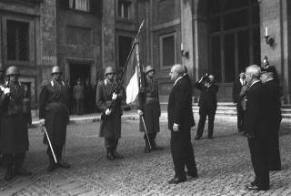 Rappresentanza di corpi e specialità delle tre Forze Armate (2.000 militari congedanti), con il Ministro della difesa Roberto Tremelloni