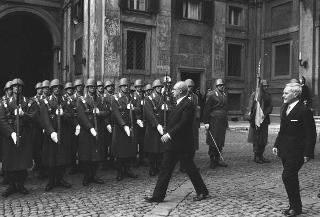 Rappresentanza di corpi e specialità delle tre Forze Armate (2.000 militari congedanti), con il Ministro della difesa Roberto Tremelloni