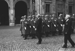 Rappresentanza di corpi e specialità delle tre Forze Armate (2.000 militari congedanti), con il Ministro della difesa Roberto Tremelloni