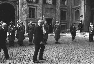 Rappresentanza di corpi e specialità delle tre Forze Armate (2.000 militari congedanti), con il Ministro della difesa Roberto Tremelloni