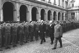 Rappresentanza di corpi e specialità delle tre Forze Armate (2.000 militari congedanti), con il Ministro della difesa Roberto Tremelloni
